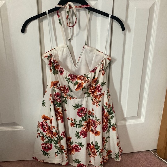 Entro V-neck White Halter Dress with Red and Orange Floral Pattern US Size Small - Picture 4 of 7